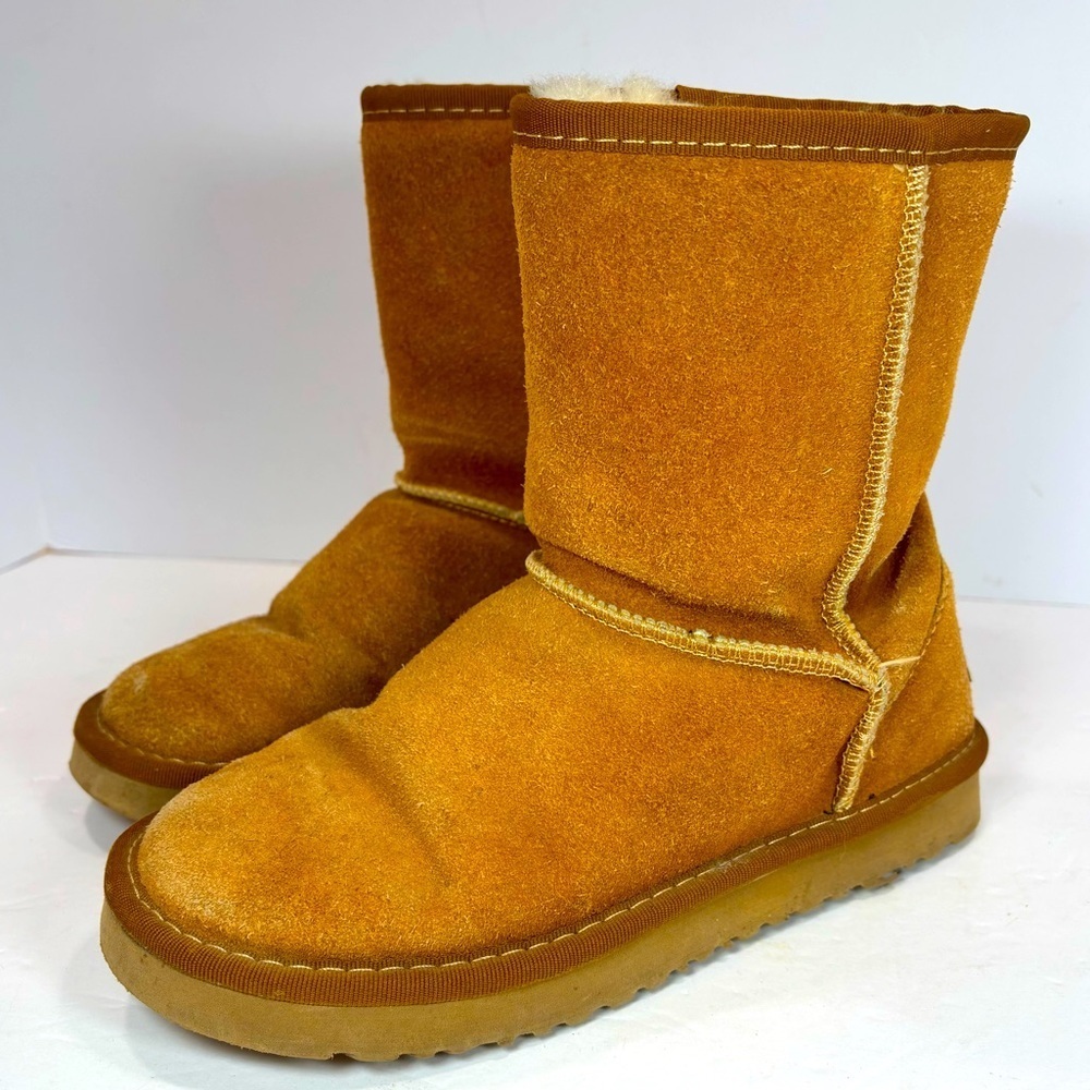 UGG Australia Women's Size 6 Classic Short II Tan Sheepskin Boots Y2K Snow Bunny
